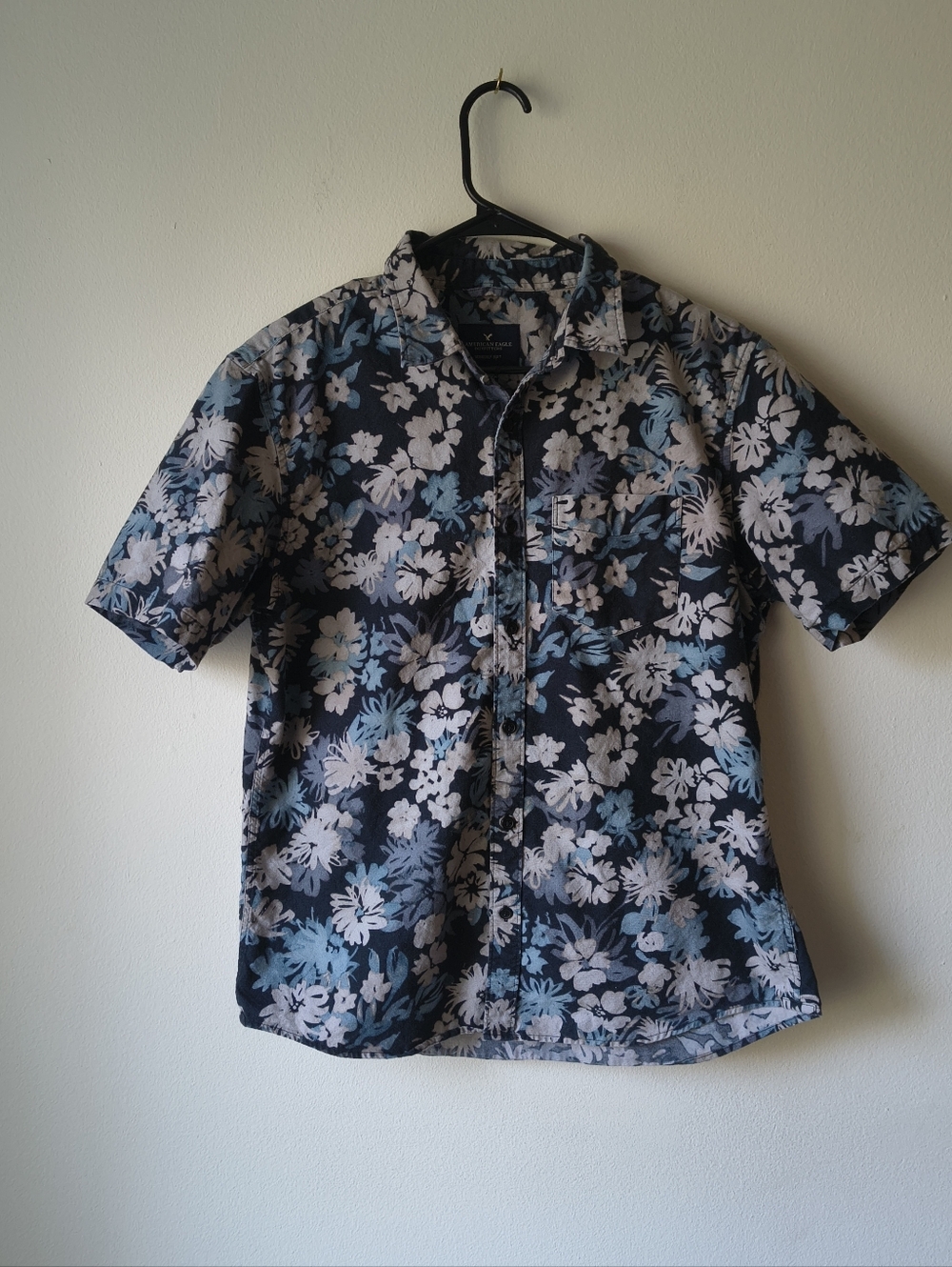 AE Seriously Soft Floral Short Sleeve Button Down - M - Blue/Gray Hibiscus